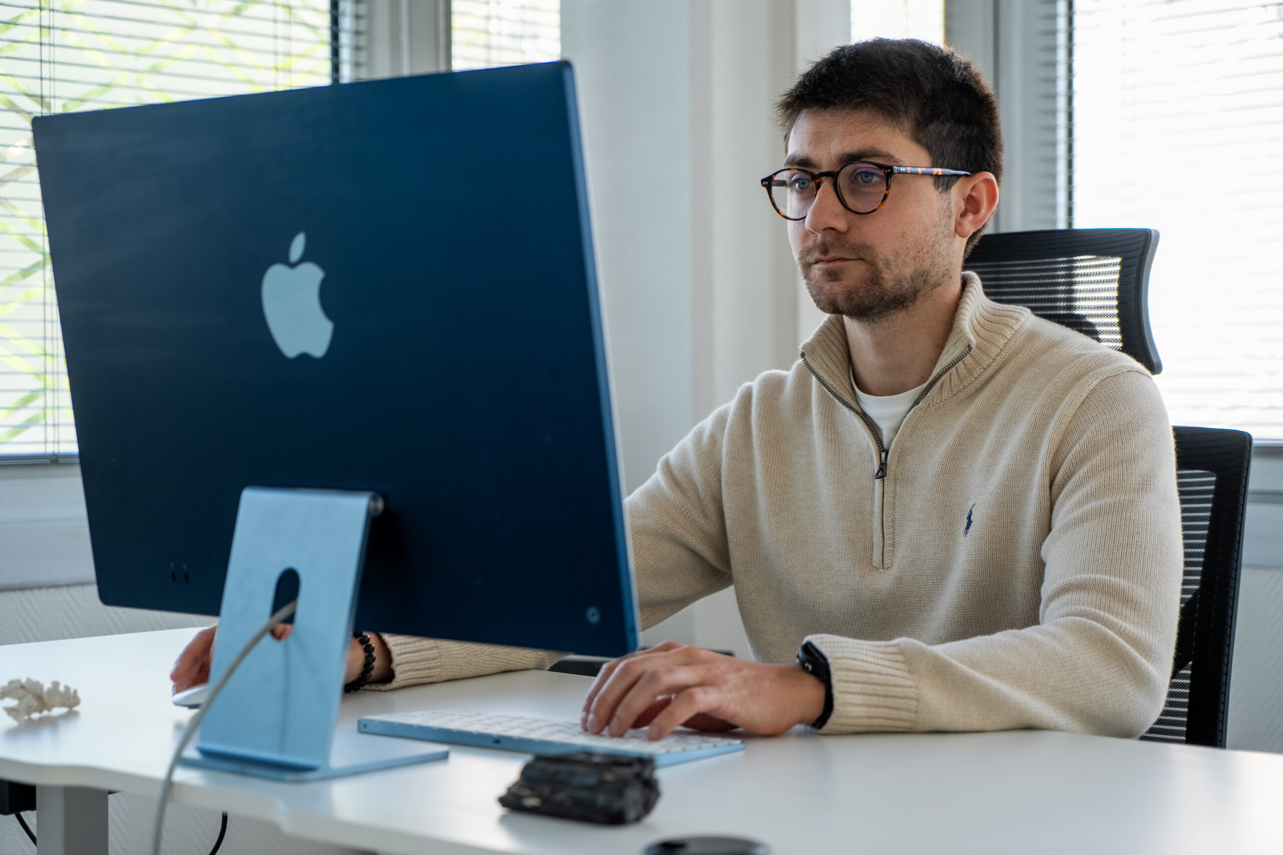 Un homme devant un ordinateur.